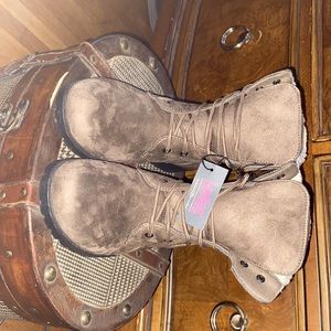 Bobbie Brooks light weight boots